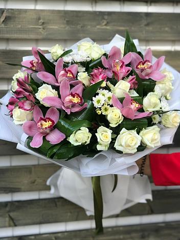 Букет цветов из: Розы и Хризантемы в Поселок дома отдыха Успенское