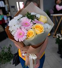 Букет цветов из:  Герберы, Розы и Хризантемы в Поселок дома отдыха Успенское