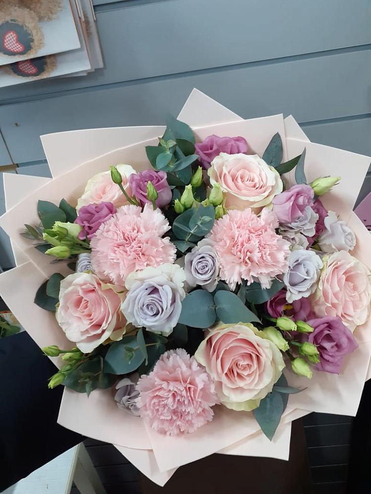 Букет цветов из: Розы, Гвоздики и Лизиантусы в Поселок дома отдыха Успенское